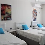 Mavi Restaurant & 2 شقة